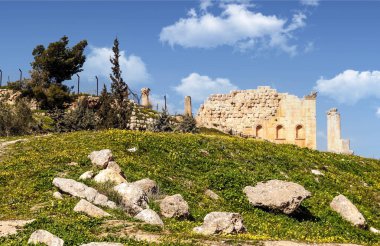 Güneşli bir günde Jerash Ürdün'de Roma arkeoloji kalır.