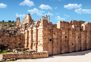 Güneşli bir günde Jerash Ürdün'de Roma arkeoloji kalır.