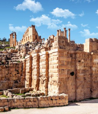 Güneşli bir günde Jerash Ürdün'de Roma arkeoloji kalır.