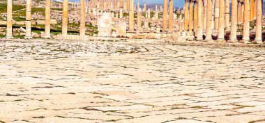 Güneşli bir günde Jerash Ürdün'de Roma arkeoloji kalır.