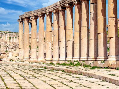 Güneşli bir günde Jerash Ürdün'de Roma arkeoloji kalır.
