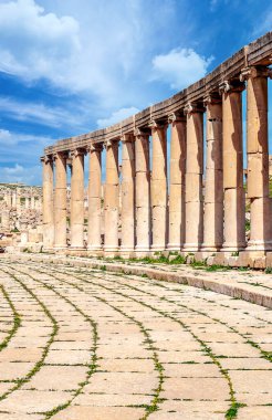 Güneşli bir günde Jerash Ürdün'de Roma arkeoloji kalır.