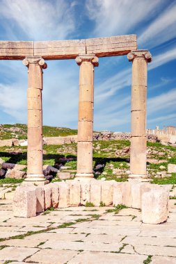 Güneşli bir günde Jerash Ürdün'de Roma arkeoloji kalır.