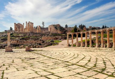 Güneşli bir günde Jerash Ürdün'de Roma arkeoloji kalır.