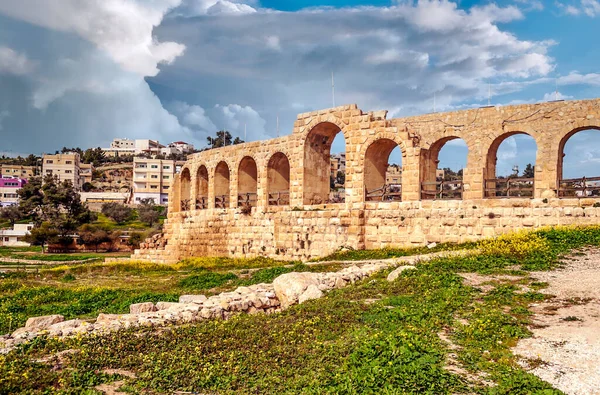 Güneşli bir günde Jerash Ürdün'de Roma arkeoloji kalır.