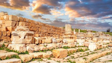 Güneşli bir günde Jerash Ürdün'de Roma arkeoloji kalır.