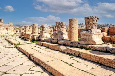 Güneşli bir günde Jerash Ürdün'de Roma arkeoloji kalır.