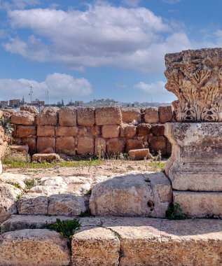 Güneşli bir günde Jerash Ürdün'de Roma arkeoloji kalır.