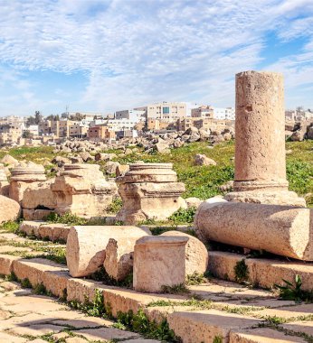 Güneşli bir günde Jerash Ürdün'de Roma arkeoloji kalır.