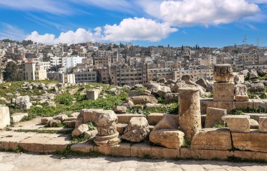 Güneşli bir günde Jerash Ürdün'de Roma arkeoloji kalır.
