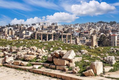 Güneşli bir günde Jerash Ürdün'de Roma arkeoloji kalır.
