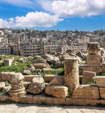 Güneşli bir günde Jerash Ürdün'de Roma arkeoloji kalır.