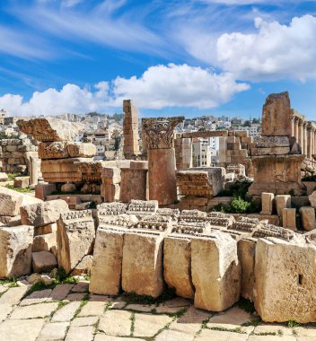 Güneşli bir günde Jerash Ürdün'de Roma arkeoloji kalır.