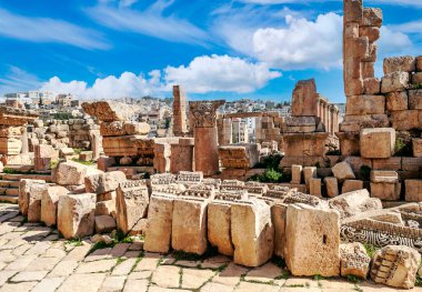 Güneşli bir günde Jerash Ürdün'de Roma arkeoloji kalır.