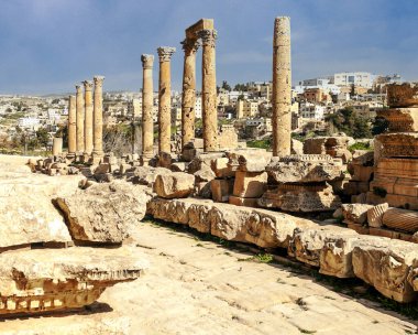 Güneşli bir günde Jerash Ürdün'de Roma arkeoloji kalır.