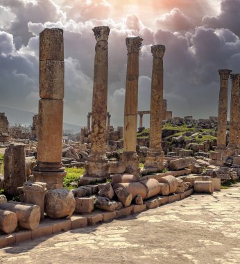 Güneşli bir günde Ürdün 'ün Jerash şehrinde Roma arkeolojik kalıntıları.