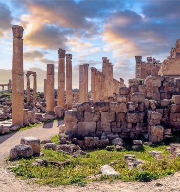 Güneşli bir günde Jerash Ürdün'de Roma arkeoloji kalır.