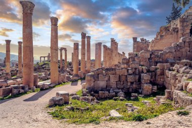 Güneşli bir günde Ürdün 'ün Jerash şehrinde Roma arkeolojik kalıntıları.