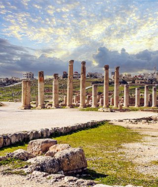 Güneşli bir günde Jerash Ürdün'de Roma arkeoloji kalır.