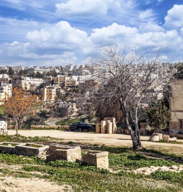Güneşli bir günde Ürdün 'ün Jerash şehrinde Roma arkeolojik kalıntıları.