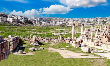 Güneşli bir günde Jerash Ürdün'de Roma arkeoloji kalır.