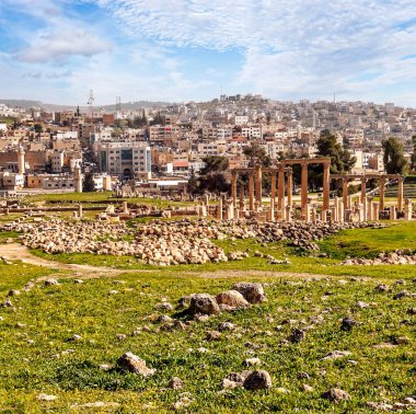 Güneşli bir günde Jerash Ürdün'de Roma arkeoloji kalır.