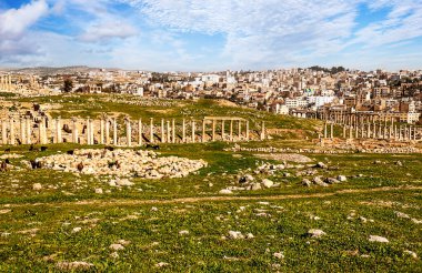 Güneşli bir günde Jerash Ürdün'de Roma arkeoloji kalır.