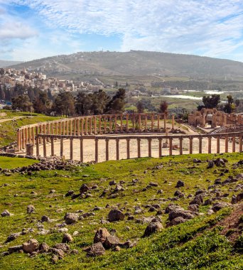 Güneşli bir günde Jerash Ürdün'de Roma arkeoloji kalır.
