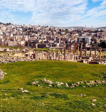 Güneşli bir günde Jerash Ürdün'de Roma arkeoloji kalır.