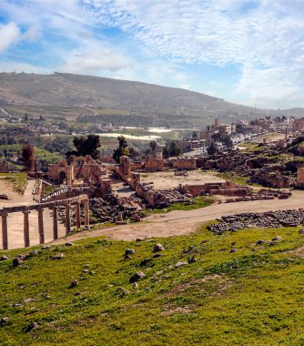 Güneşli bir günde Jerash Ürdün'de Roma arkeoloji kalır.