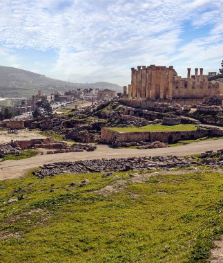 Güneşli bir günde Jerash Ürdün'de Roma arkeoloji kalır.