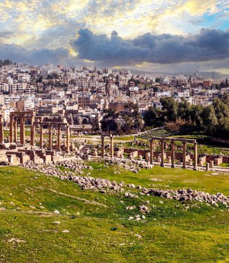 Güneşli bir günde Jerash Ürdün'de Roma arkeoloji kalır.