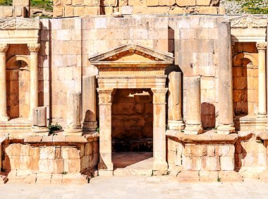 Güneşli bir günde Jerash Ürdün'de Roma arkeoloji kalır.