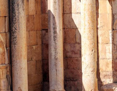 Güneşli bir günde Jerash Ürdün'de Roma arkeoloji kalır.