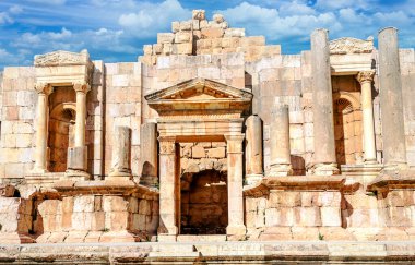 Güneşli bir günde Jerash Ürdün'de Roma arkeoloji kalır.