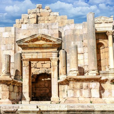 Güneşli bir günde Jerash Ürdün'de Roma arkeoloji kalır.