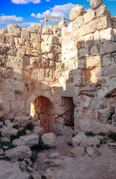 在一个阳光明媚的日子在约旦的阿杰伦城堡的废墟 — 图库照片