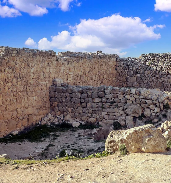 在一个阳光明媚的日子在约旦的阿杰伦城堡的废墟 — 图库照片