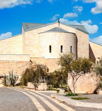 Güneşli bir günde Ürdün 'de Nebo Dağı. Nebo Dağı 817 metre yüksekliğindedir..