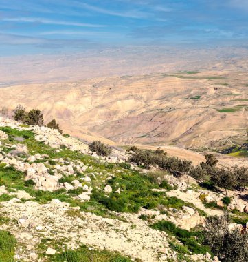 Güneşli bir günde Ürdün 'de Nebo Dağı. Nebo Dağı 817 metre yüksekliğindedir..