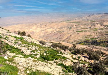 Güneşli bir günde Ürdün 'de Nebo Dağı. Nebo Dağı 817 metre yüksekliğindedir..