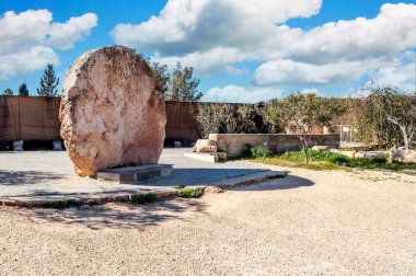 Güneşli bir günde Ürdün 'de Nebo Dağı. Nebo Dağı 817 metre yüksekliğindedir..
