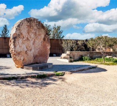 Güneşli bir günde Ürdün 'de Nebo Dağı. Nebo Dağı 817 metre yüksekliğindedir..