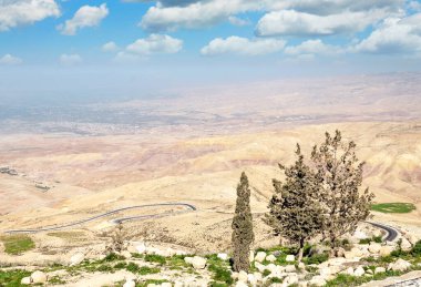 Güneşli bir günde Ürdün 'de Nebo Dağı. Nebo Dağı 817 metre yüksekliğindedir..