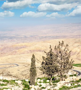 Güneşli bir günde Ürdün 'de Nebo Dağı. Nebo Dağı 817 metre yüksekliğindedir..
