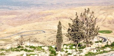 Güneşli bir günde Ürdün 'de Nebo Dağı. Nebo Dağı 817 metre yüksekliğindedir..