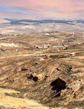 Gün batımında Ürdün 'deki Nebo Dağı. Nebo Dağı 817 metre yüksekliğindedir..