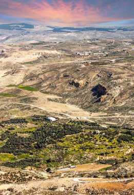 Gün batımında Ürdün 'deki Nebo Dağı. Nebo Dağı 817 metre yüksekliğindedir..