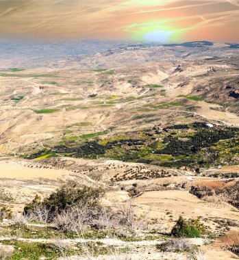Güneşli bir günde Ürdün 'de Nebo Dağı. Nebo Dağı 817 metre yüksekliğindedir..