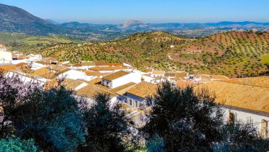 Güneşli bir günde Casiz dağlarındaki beyaz köy